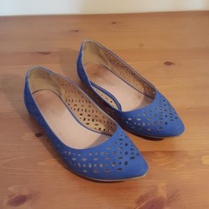 Pointed toe blue flats